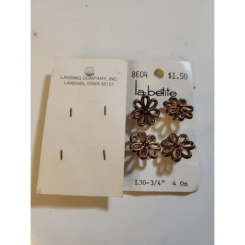 VINTAGE NEW LA PETITE PLASTIC FLOWER CARDED 8 BUTTONS 8604‎ L30-3/4